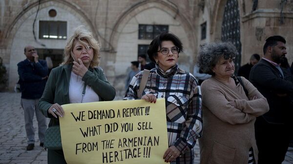 Члены армянской общины протестуют против спорной сделки, которая приведет к перемещению жителей и передаче большой части Армянского квартала в Старом городе Иерусалима (19 мая 2023).  - Sputnik Армения