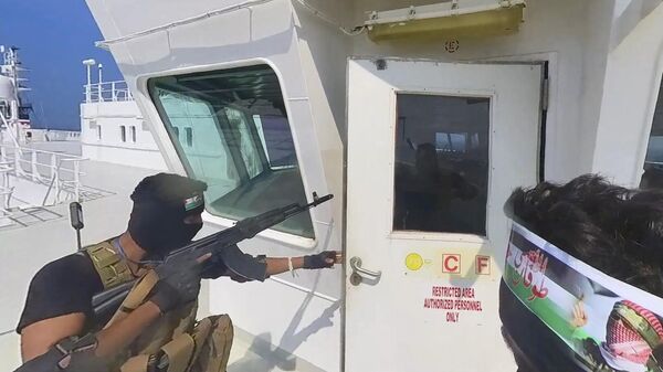 Боевик сил хуситов на борту грузового корабля Galaxy Leader в Красном море - Sputnik Армения