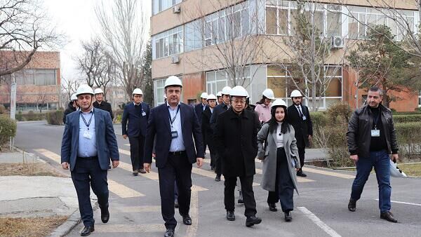 Делегация во главе с послом Китая в Армении Фань Юнем посетила армянскую атомную электростанцию (16 января 2024). Мецамор - Sputnik Армения