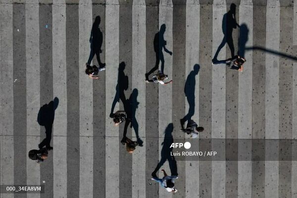 Тени людей, идущих по улице в Буэнос-Айресе, Аргентина. - Sputnik Армения