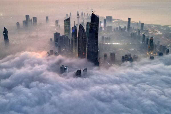Небоскребы Кувейта в облаках. - Sputnik Армения