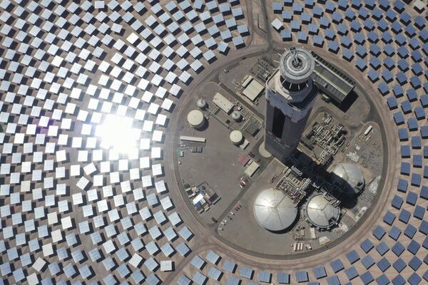 Вид с воздуха на Серро Доминадор, первую термосолнечную электростанцию в Латинской Америке, Чили. - Sputnik Армения