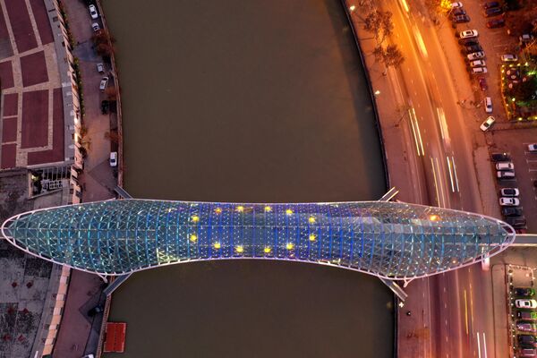 Мост Мира в Тбилиси освещен флагом ЕС в знак признания статуса Грузии кандидатом в Европейский Союз. - Sputnik Армения