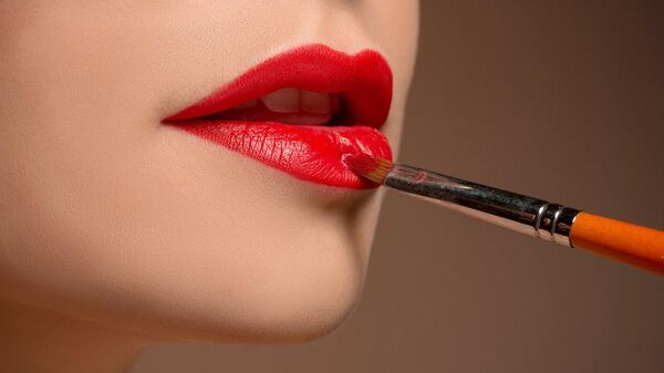 Девушка красит губы жидкой помадой - Sputnik Армения