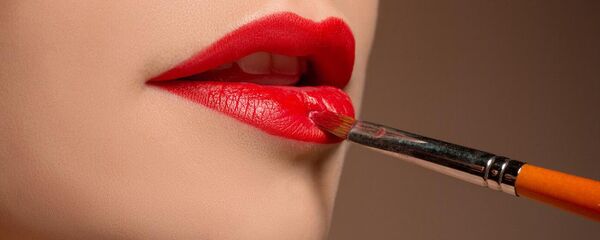 Девушка красит губы жидкой помадой Девушка красит губы жидкой помадой - Sputnik Армения