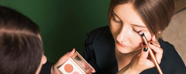 Визажист наносит макияж - Sputnik Армения