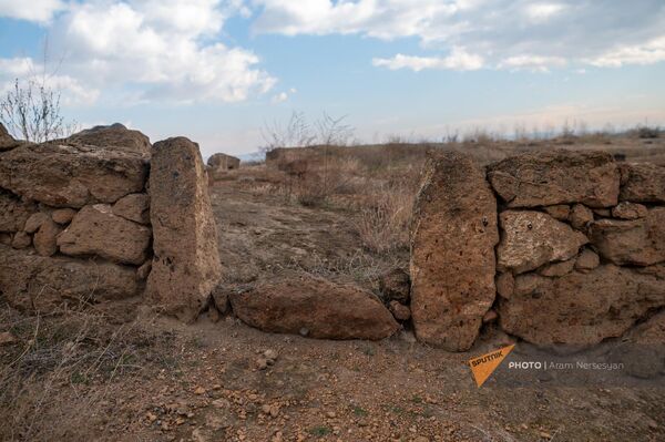 Сохранившийся вход в помещение на территории историко-культурного заповедника Агарак - Sputnik Армения