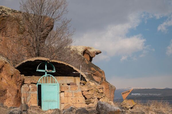 Высеченная на скале голова быка на территории Историко-культурного заповедника Агарак - Sputnik Армения