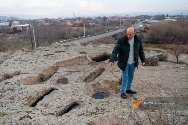 Заведующий историко-культурного заповедника Агарак Тарон Манукян показывает место похорон на территории заповедника - Sputnik Армения