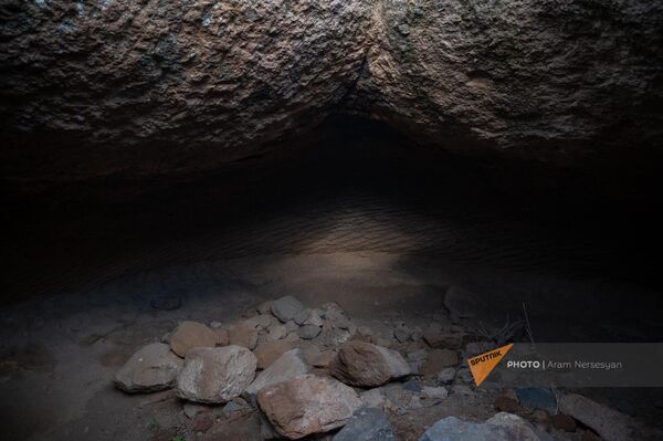 Высеченное в скале помещение на территории Историко-культурного заповедника Агарак - Sputnik Армения