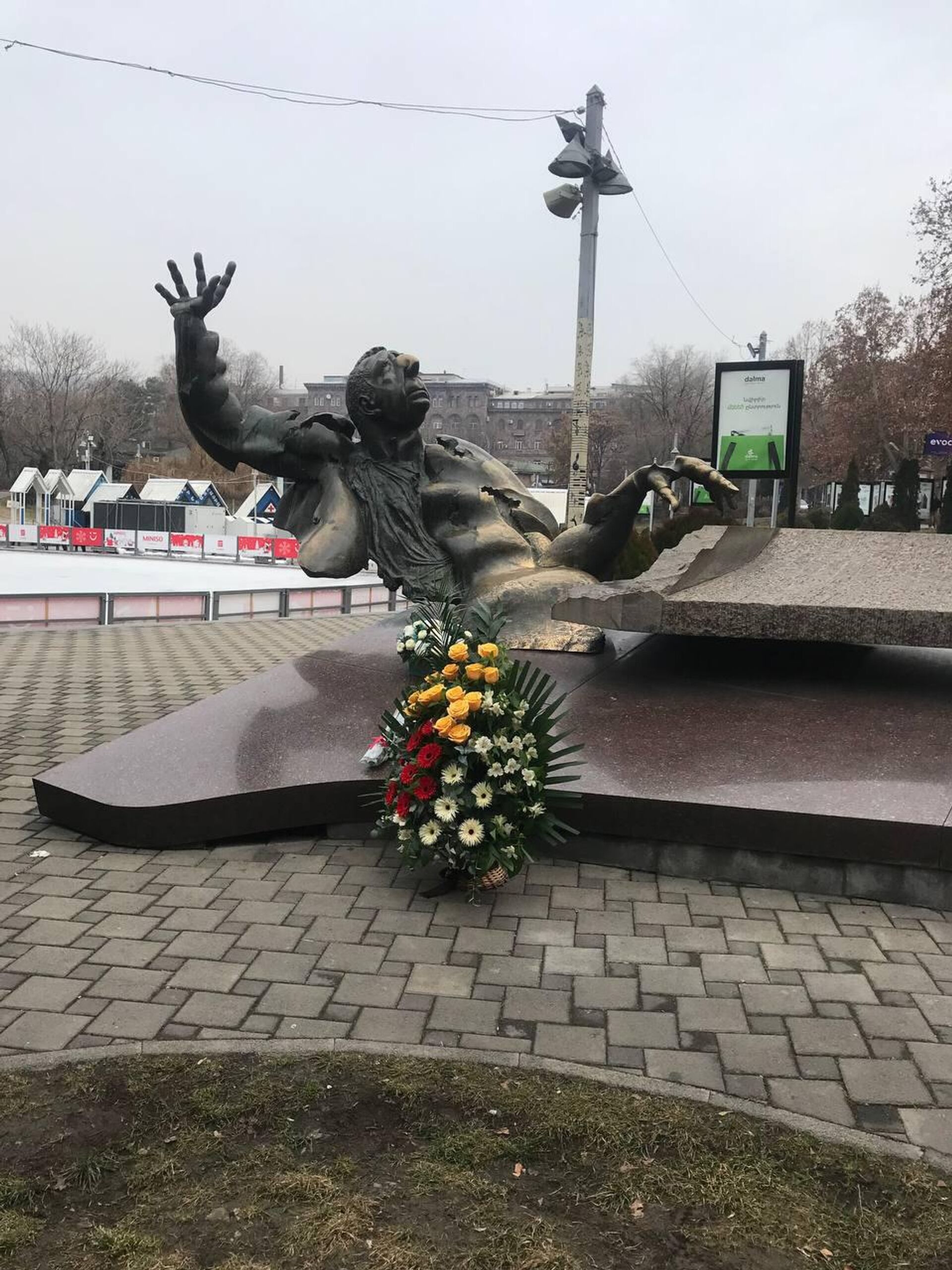 Сотрудники Русского дома в Еревaне и представители фонда Арно Бабаджаняна во главе с директором Самвелом Месропяном возложили цветы к памятнику композитора (21 января 2024). Еревaн Сотрудники Русского дома в Еревaне и представители фонда Арно Бабаджаняна во главе с директором Самвелом Месропяном возложили цветы к памятнику композитора (21 января 2024). Еревaн - Sputnik Армения, 1920, 21.01.2026