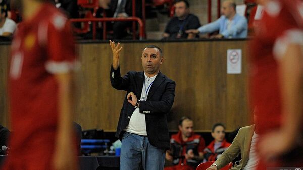 Главный тренер сборной Армении по футзалу Рубен Назаретян во время квалификационного матча Элит раунда ЧМ по футзалу против сборной Португалии (10 июня 2023). Еревaн - Sputnik Армения