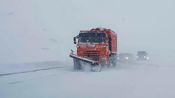 Автомобиль коммунальной службы очищает дорожное полотно от снега - Sputnik Արմենիա