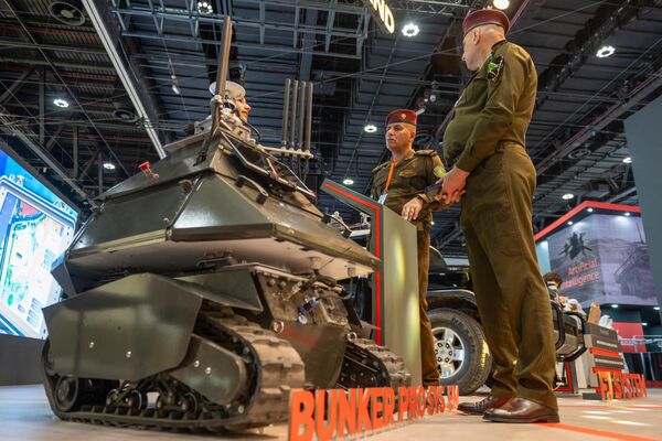 Посетители беспилотного наземного транспортного средства Bunker Pro System на выставке UMEX, ОАЭ. - Sputnik Армения