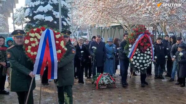 В Ереване российские дипломаты и общественники возложили цветы к памятнику детям блокадного Ленинграда - Sputnik Армения