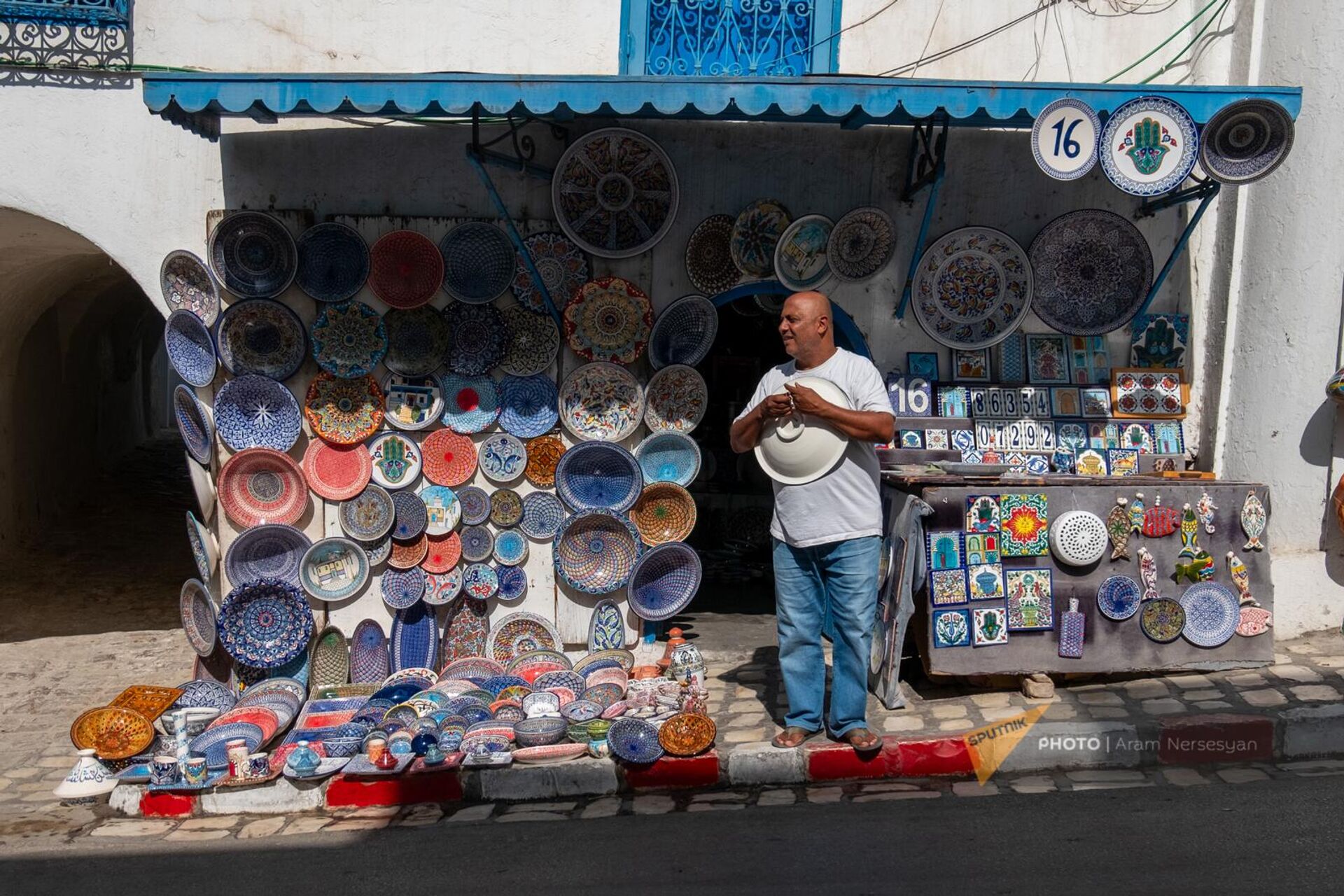 Продавец сувениров в городе Сиди-Бу-Саид в Тунисе - Sputnik Արմենիա, 1920, 27.01.2024