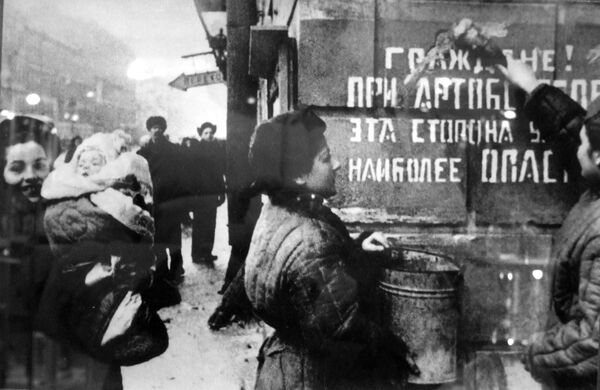 Табличка на доме: &quot;Граждане! При артобстреле эта сторона улицы наиболее опасна.&quot; - Sputnik Армения