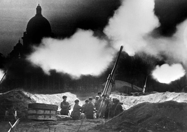 Սուրբ Իսահակի տաճարի մոտ զինվորականները կռիվ են տալիս&#x60; հետ մղելով գերմանական ինքնաթիռների գիշերային հարձակումը - Sputnik Արմենիա