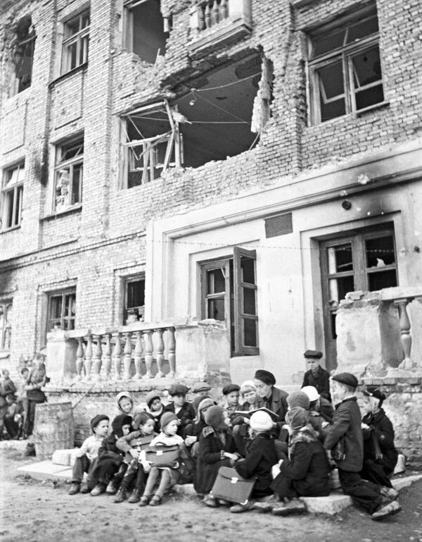 Урок на крыльце разрушенной немецкими обстрелами школы - Sputnik Армения