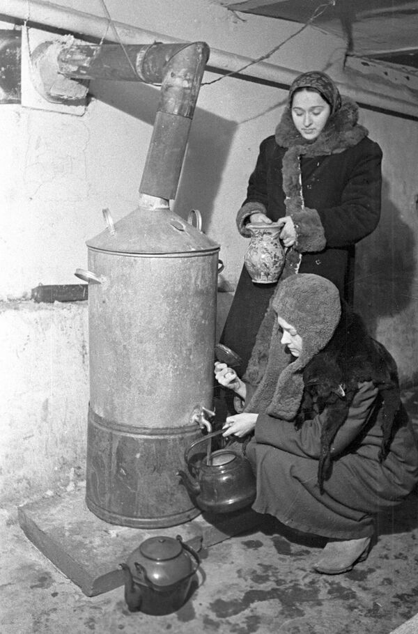 Жители блокадного Ленинграда получают горячую воду в подвале при домоуправлении - Sputnik Армения