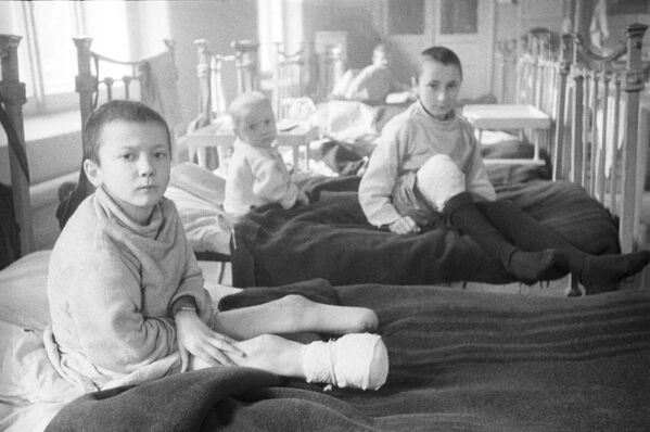Նացիստական հրետակոծությունից և ռմբակոծությունից տուժած երեխաները Լենինգրադի հիվանդանոցներից մեկում - Sputnik Արմենիա