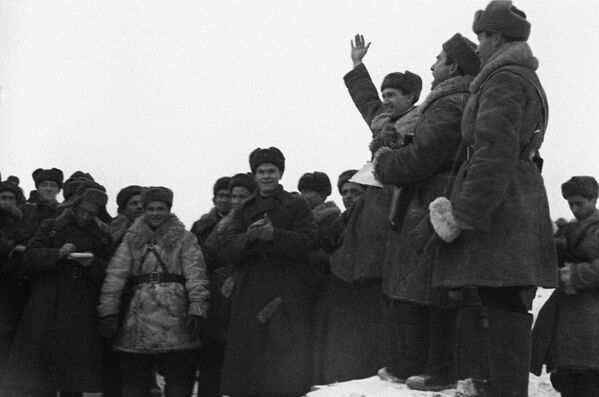 Լենինգրադի շրջափակման օղակը ճեղքվել է 1943 թվականի հունվարի 18-ին. ճեղքումից հետո Լենինգրադի և Վոլխովի ռազմաճակատների զորքերի հանդիպումը - Sputnik Արմենիա