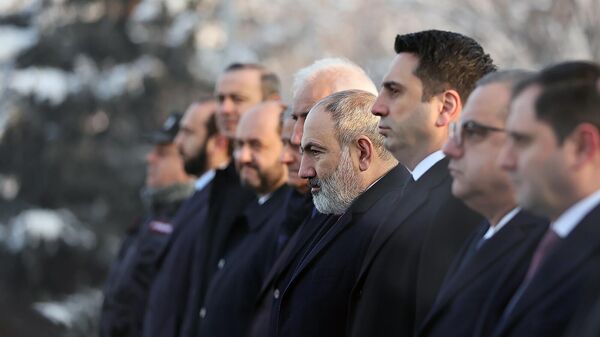 Члены правительства, во главе с премьер-министром Николом Пашиняном, в сопровождении президента и спикера,  посетили военный пантеон Ераблур (28 января 2024). Еревaн - Sputnik Армения