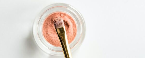 Блестящие тени с кисточкой для макияжа Блестящие тени с кисточкой для макияжа - Sputnik Армения