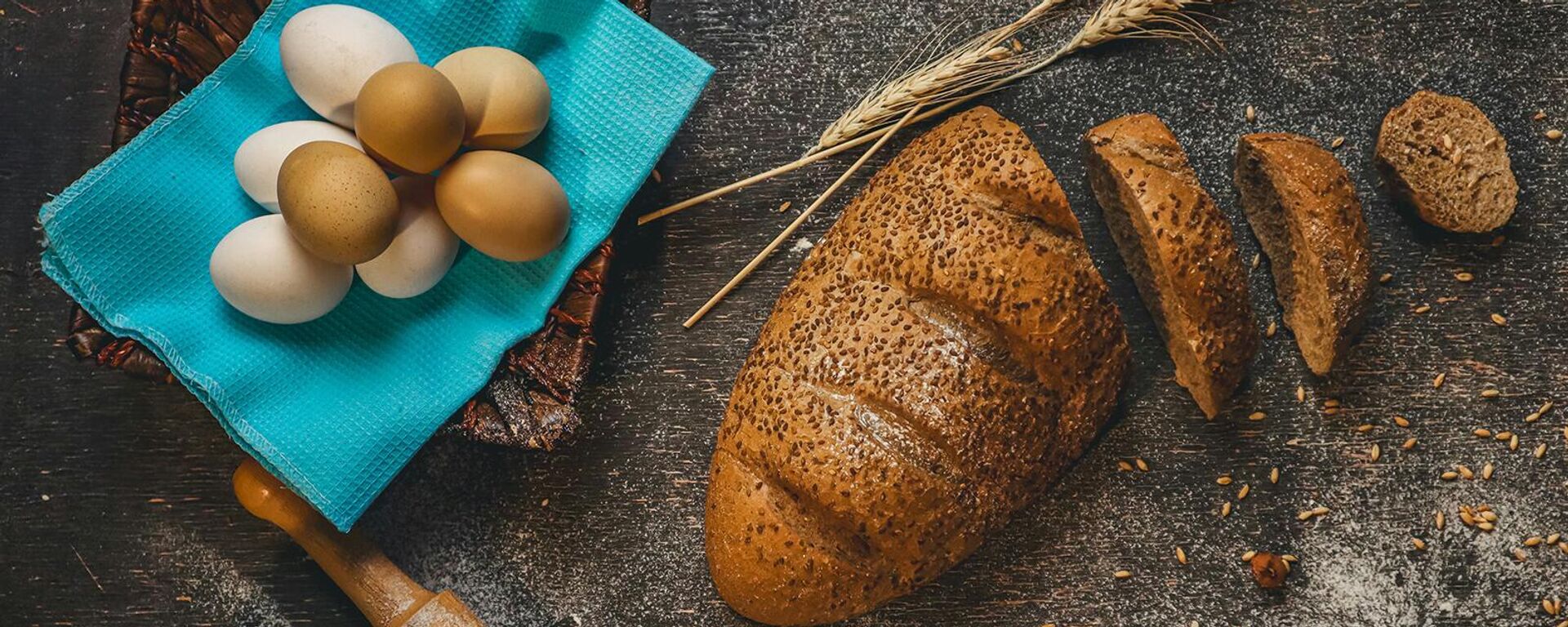 Нарезанный хлеб, яйца и молоко на столе - Sputnik Արմենիա, 1920, 10.04.2021