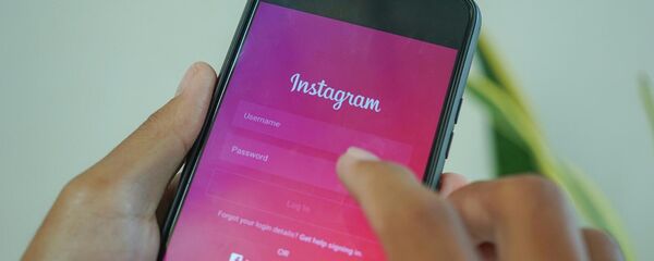 Смартфон с логотипом Instagram - Sputnik Армения