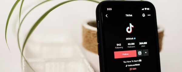 Смартфон с логотипом TikTok - Sputnik Армения