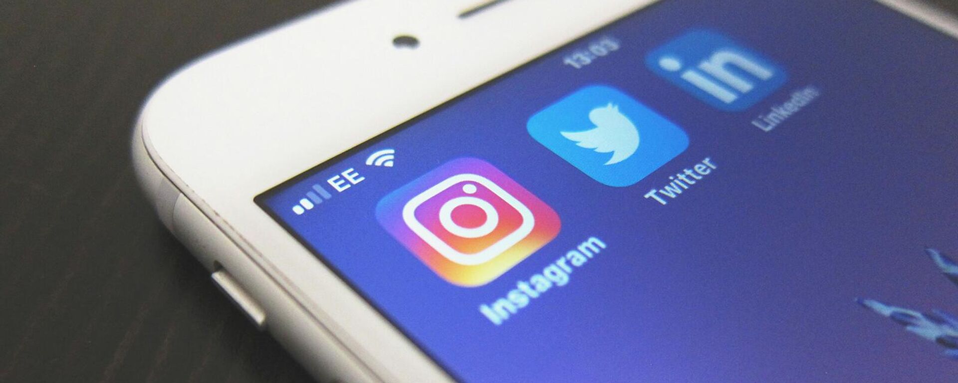 Смартфон с иконками приложений Instagram, Twitter и LinkedIn - Sputnik Արմենիա, 1920, 02.12.2021