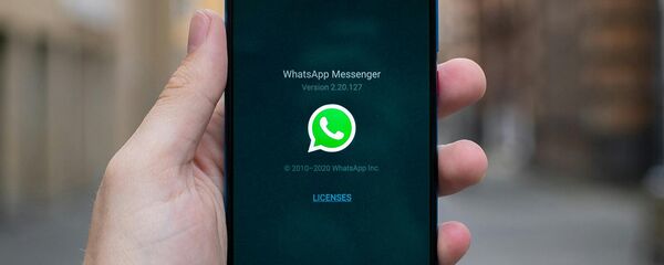  Смартфон с логотипом WhatsApp - Sputnik Армения