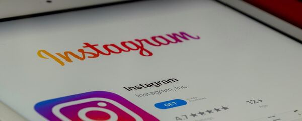 Смартфон с логотипом Instagram Смартфон с логотипом Instagram - Sputnik Армения
