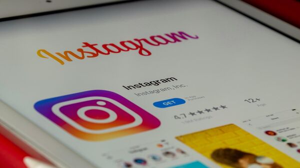 Смартфон с логотипом Instagram - Sputnik Армения