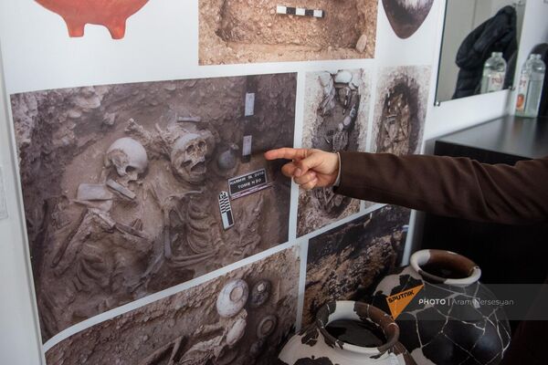 Խաչիկ Հարությունյանը ցույց է տալիս Կարմիր բլուրում բացված դամբարաններից մեկը լուսանկարը - Sputnik Արմենիա