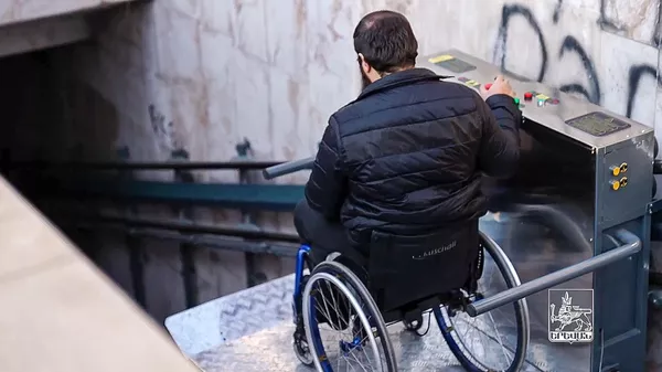 Мужчина пользуется специальным лифтом в подземном пешеходном переходе на проспекте Маштоца в Ереване - Sputnik Армения