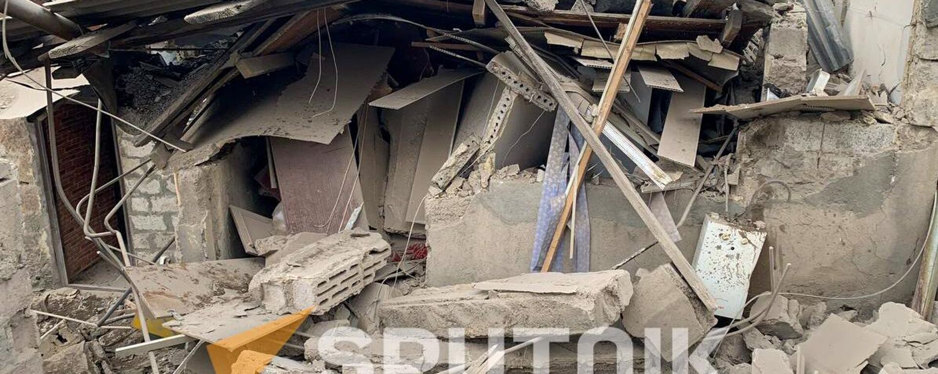 Спасатели на месте взрыва на 34-й улице в административном районе Эребуни (5 февраля 2024). Еревaн - Sputnik Армения, 1920, 05.02.2024