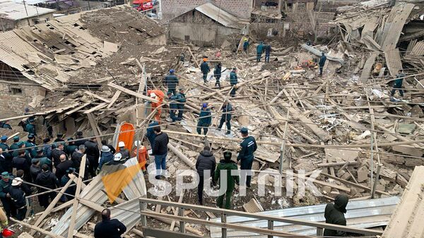 Спасатели на месте взрыва на 34-й улице в административном районе Эребуни (5 февраля 2024). Еревaн - Sputnik Армения