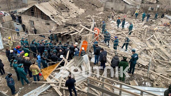 Спасатели на месте взрыва на 34-й улице в административном районе Эребуни (5 февраля 2024). Еревaн - Sputnik Армения