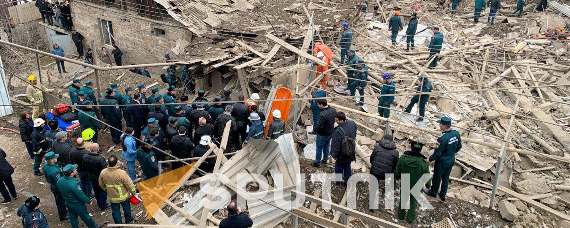 Спасатели на месте взрыва на 34-й улице в административном районе Эребуни (5 февраля 2024). Еревaн - Sputnik Армения, 1920, 06.02.2024