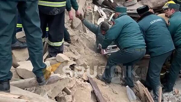 Двоих граждан извлекли из-под завалов после взрыва в столичном районе Эребуни - Sputnik Армения