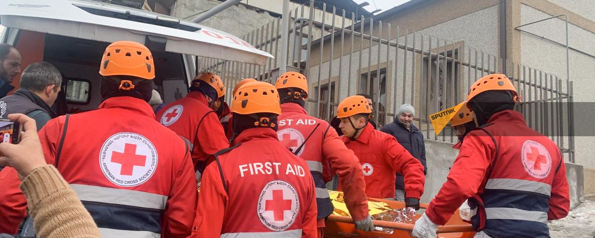 Сотрудники Армянского Красного Креста работают на месте взрыва в Эребуни (5 февраля 2024). Еревaн - Sputnik Армения, 1920, 05.02.2024