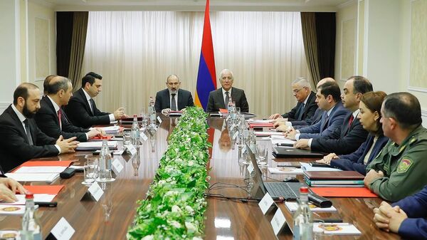 Премьер-министр Никол Пашинян и президент Ваагн Хачатурян на заседании Совета безопасности (5 февраля 2024). Еревaн - Sputnik Армения
