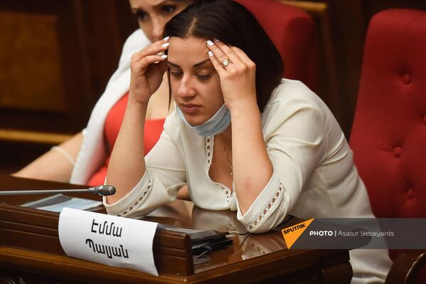 Депутат Эмма Палян во время очередного заседания парламента (25 августа 2021). Еревaн - Sputnik Армения