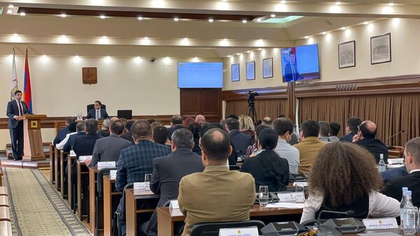 Вице-мэр Еревaна Сурен Григорян выступает на внеочередном заседании Совета старейшин (7 февраля 2024). Еревaн - Sputnik Армения