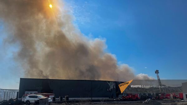 Пожар на территории складов на Тбилисском шоссе (10 февраля 2024). Еревaн - Sputnik Армения