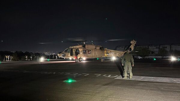 Вертолет ВВС Израиля с двумя спасенными заложниками у медицинского центра Шеба (12 февраля 2024). Рамат-Ган - Sputnik Армения