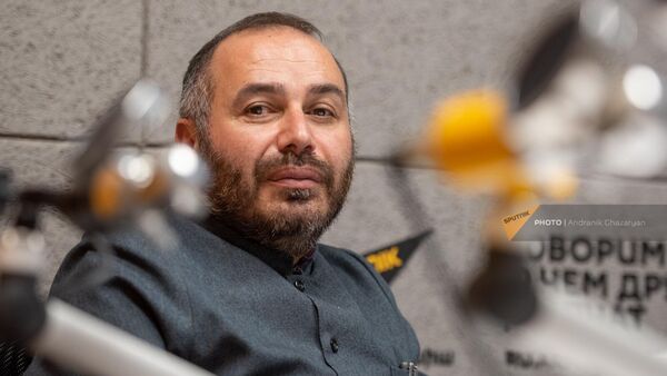 Геворг епископ Сароян в гостях радио Sputnik - Sputnik Армения