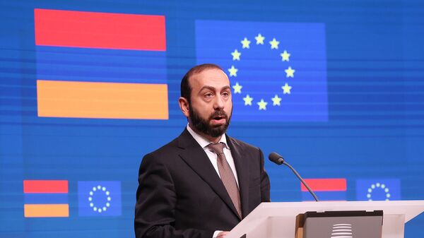 Министр иностранных дел РА Арарат Мирзоян во время совместной пресс-конференции с Верховным Представителем ЕС (13 февраля 2024). Брюссель - Sputnik Армения